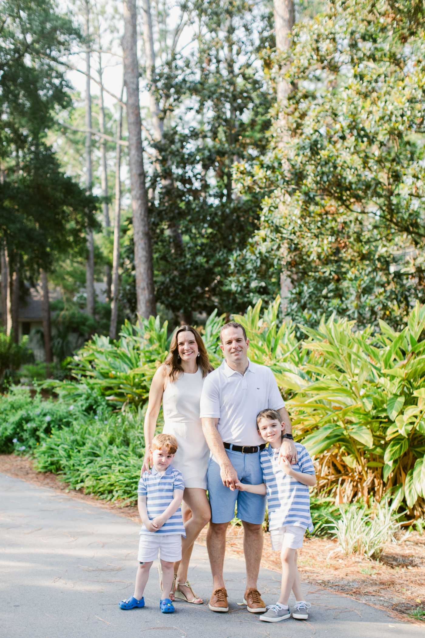 Blue, white, and khaki outfits for an outdoor family session