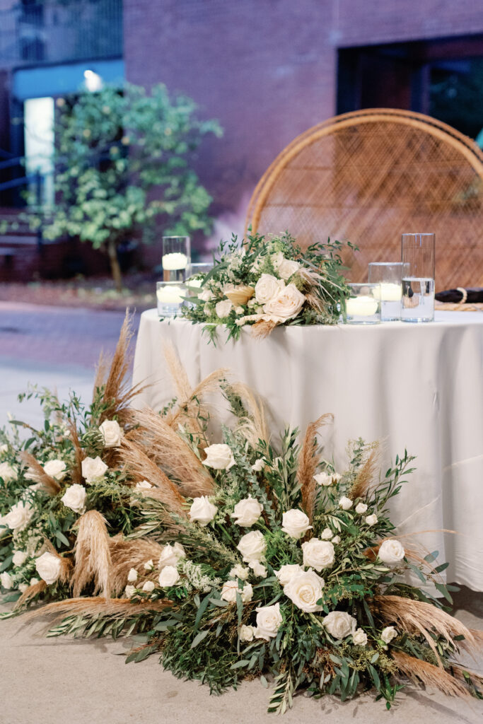 Table decor with white flowers. 